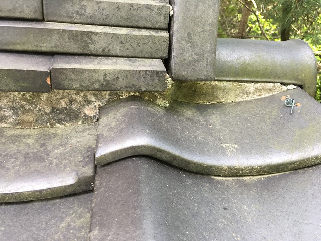 山県市で漆喰のカケラ落下により屋根点検、漆喰の経年劣化以外にも軒天や外壁の不具合が発覚